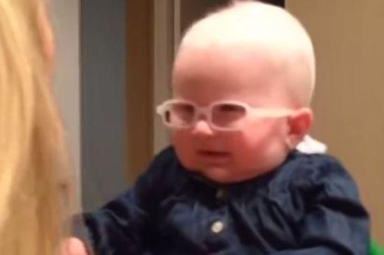 英國白化病兒童透過特制鏡片首次見親媽。