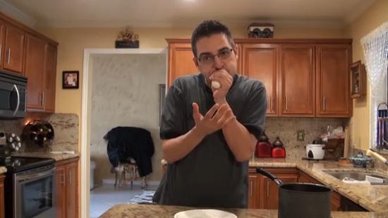 這名男子用手捏緊雞蛋，從窄口一吹，便能輕易把雞蛋吹出，而且不帶任何碎片。