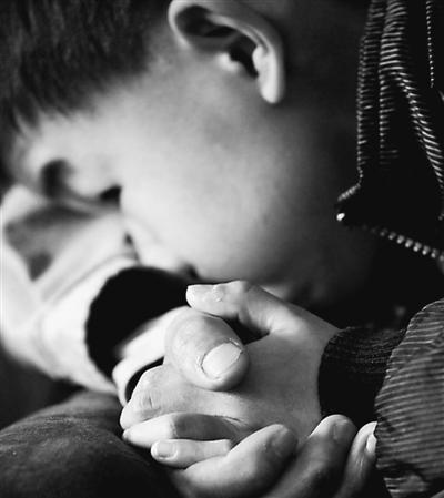 10歲小兒子緊緊握著哥哥的手。資料圖片