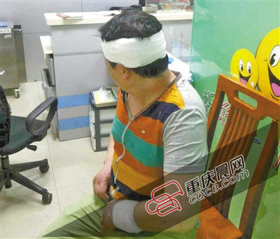 昨日，受傷的游客譚先生在醫(yī)院接受治療。