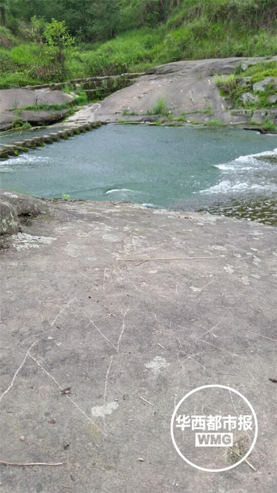 地上寫著：ZZ，我喜歡你