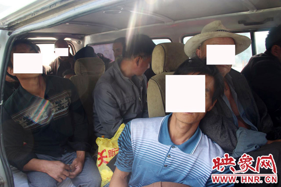 一輛8座的面包車竟然擠進(jìn)17個(gè)人。