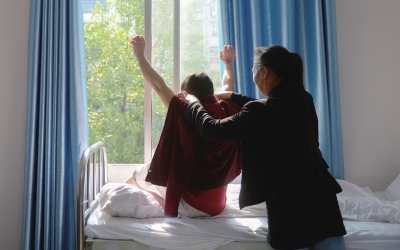 出院前，窗外透進一道陽光，打在他的身上。