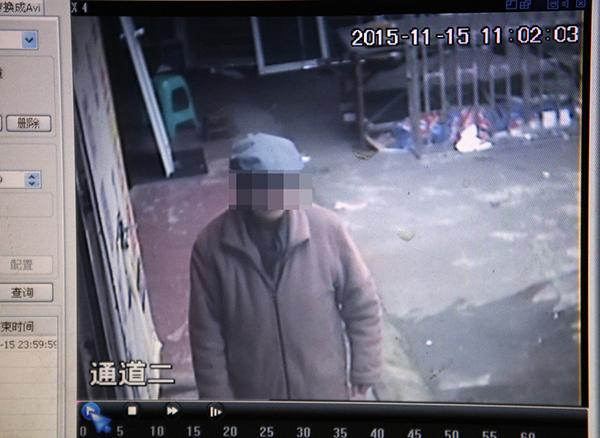 2015年11月17日，鄰居家的監(jiān)控在事發(fā)當(dāng)天拍到老人生前遺像。澎湃新聞?dòng)浾?雍凱 圖