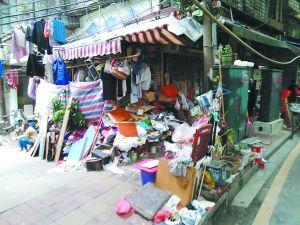 工作人員清理前，阿姨家周圍垃圾如山。