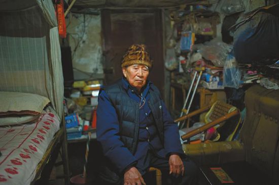 1月14日，成都五塊石車站附近，廖弟友在家接受記者采訪。