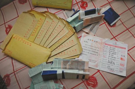 廖弟友捐款后保存的部分收據(jù)。