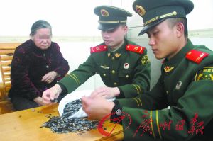 手機內(nèi)存卡因體積小、價值高，成為水客走私的“新寵”。圖為邊防官兵正在清點走私物品。