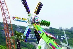 3月28日零點(diǎn)剛過(guò)幾分鐘，上海迪士尼6月16日開(kāi)園日的門(mén)票就宣告售罄，巨大的訪(fǎng)問(wèn)量一度導(dǎo)致票務(wù)系統(tǒng)出現(xiàn)間歇性故障，被網(wǎng)友調(diào)侃“激烈程度堪比春運(yùn)”。網(wǎng)上甚至有“黃?！睂⒁粡堥_(kāi)園門(mén)票炒到幾千元。