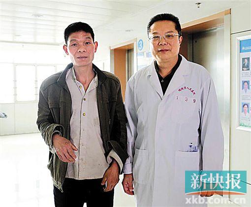 黃式水與增城區(qū)人民醫(yī)院醫(yī)生合影。 通訊員供圖