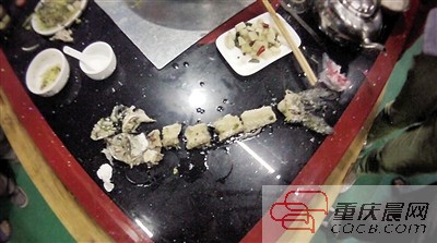 拼出魚骨，推斷魚沒有3斤8兩。 本報記者 平索茜 攝