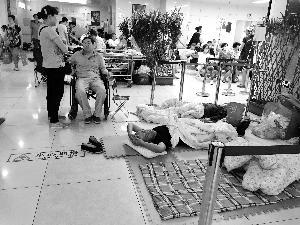 協(xié)和醫(yī)院門外商販出租的床，12小時500元。