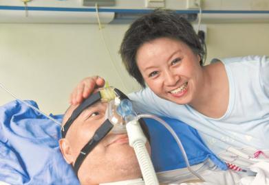 一年多來，楊曉華陪伴著臥病在床的男友，一日三餐悉心照料，毫無怨言。