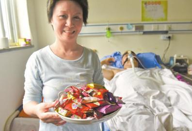 下周三兩人有望拿到結(jié)婚證，21日，喜氣洋洋的楊曉華已經(jīng)準(zhǔn)備好了喜糖。