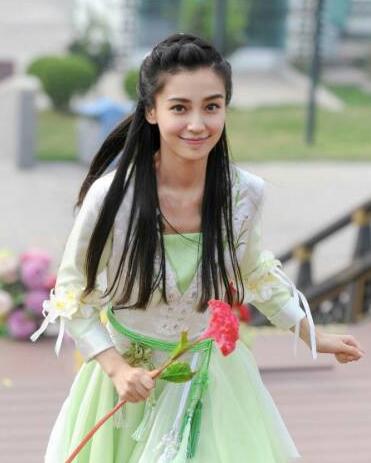 但是和倪妮站在一起，黑了一個(gè)色號(hào)，整個(gè)人都有點(diǎn)黯淡了。