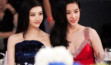 除了白，在合影中還有另外一個(gè)制勝法寶，就是——高。