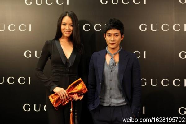 最右竟然是何韻詩，信號(hào)滿格……