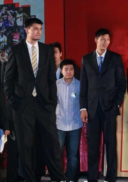 鄧超夫婦以及于嘉、林書豪，放在人群里都是不錯(cuò)的身高，顯然，他們選錯(cuò)了參照物。