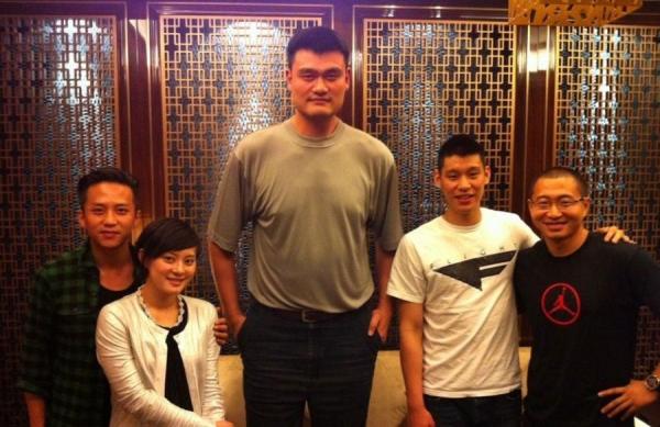 姚明+曾志偉，心疼兩人的脖子……