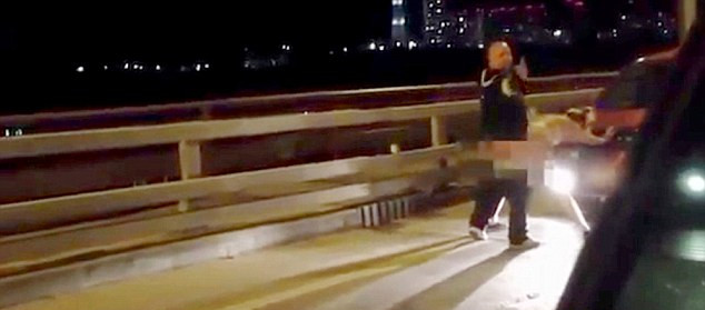 許多人拍攝到這對(duì)夫婦在引擎罩上“表達(dá)愛意”的方式，而男子甚至轉(zhuǎn)過頭來看鏡頭。（視頻截圖）