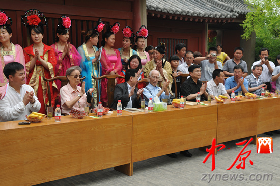 余光中、汪國真做客杜甫故里 共話詩圣家國情懷