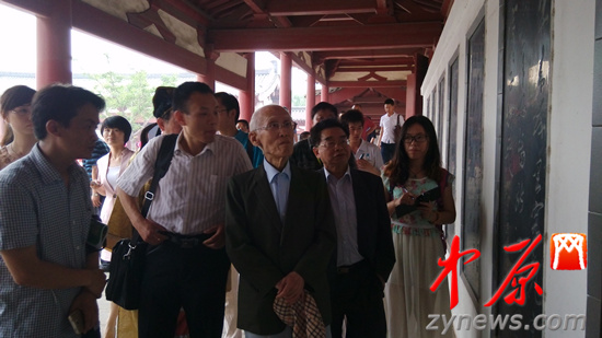 余光中、汪國真做客杜甫故里 共話詩圣家國情懷