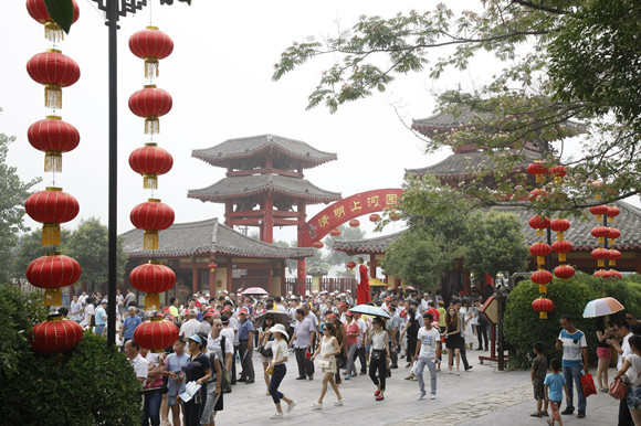 盡管高溫來襲 清明上河園內(nèi)游客依舊絡繹不絕 盡管高溫來襲 清明上河園內(nèi)游客依舊絡繹不絕