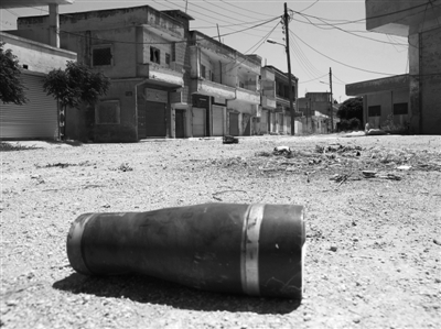 　11日，霍姆斯，政府軍和反對派武裝沖突過后留下一個彈殼。