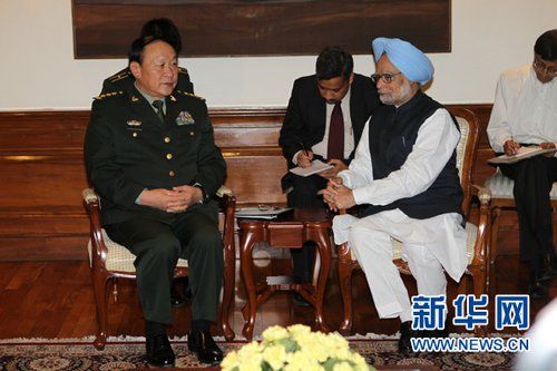 9月4日，在印度首都新德里的總理府，印度總理曼莫漢·辛格（右）會(huì)見中國國務(wù)委員兼國防部長梁光烈。