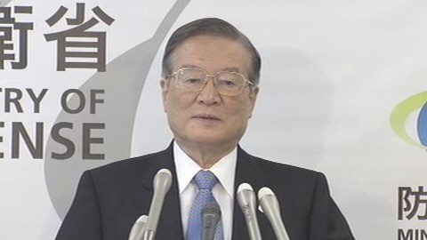 日本防衛(wèi)省森本敏16日上午出席記者會。