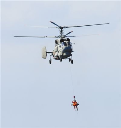 演習(xí)中，搜救直升機營救“落水人員”
