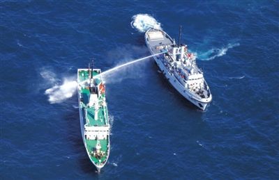 昨日，東海某海域，東海艦隊拖船使用高壓水炮為地方執(zhí)法船滅火