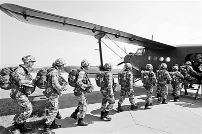 學(xué)員們正在分組登機