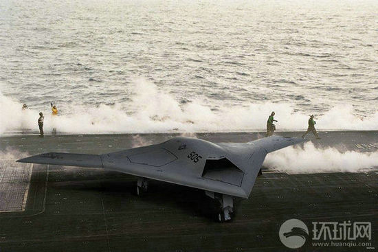 資料圖：X-47B無人機(jī)在林肯號航母上進(jìn)行系統(tǒng)連接測試。
