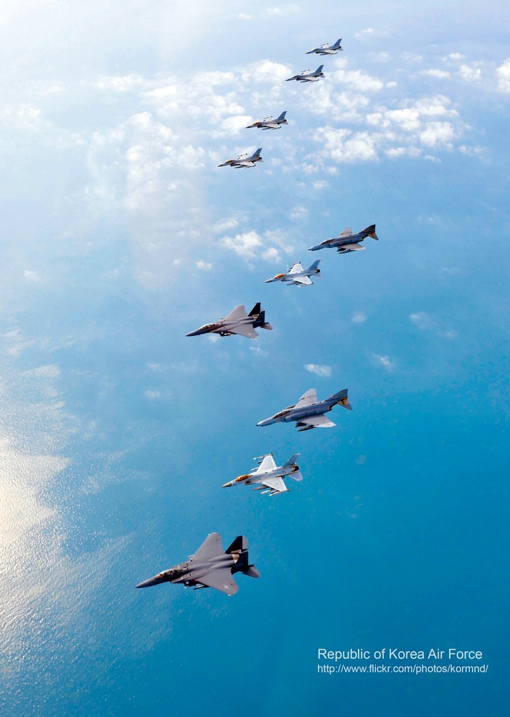 圖為韓空軍KF-16戰(zhàn)機(jī)、F-4戰(zhàn)機(jī)、F-15K兩代三型戰(zhàn)機(jī)編隊(duì)升空練作戰(zhàn)。