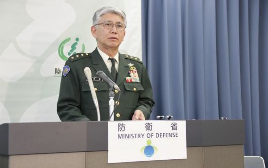 2月21日下午2點(diǎn)，日本陸上自衛(wèi)隊(duì)參謀長君塚榮治在防衛(wèi)省會(huì)見記者