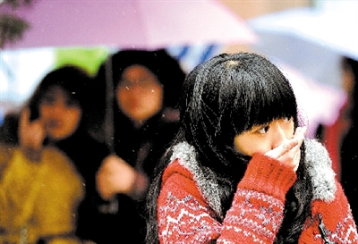 大學(xué)路附近，一位美女冷得縮起脖子。 晚報記者 馬健 圖