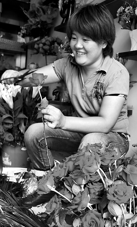 8月21日，內(nèi)黃縣一家鮮花店的工作人員正在包裝鮮花。