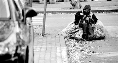 她靠在裝滿樹葉的大袋子上瞇了一會(huì)。