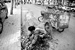 他不停清理著路邊的樹葉。