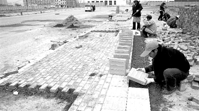 端午路正在鋪設(shè)人行道道磚，進(jìn)行工程收尾。