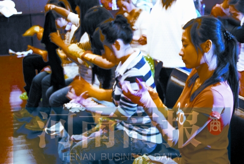 演出前，她們仔細檢查每一處細節(jié)