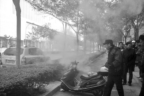 暖氣管爆裂，熱水熱氣從花壇中噴出。