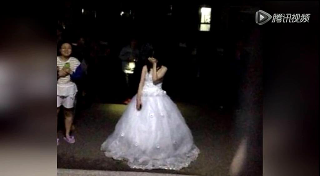 女生穿婚紗到男神樓下表白 宿管阿姨拒開(kāi)門(mén)