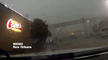 好可怕！大風把火車從橋上吹了下來