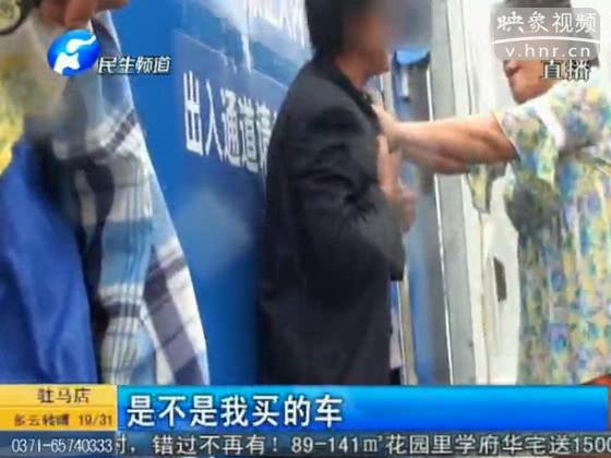 夫妻車?；▓@路中央 棄車去打架