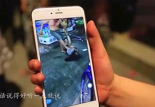 實(shí)拍：惡父持剪刀直插女兒胸口