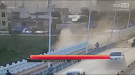 監(jiān)拍?？诃傊荽髽蛑匦涂ㄜ?chē)直接沖下大橋 司機(jī)獲救