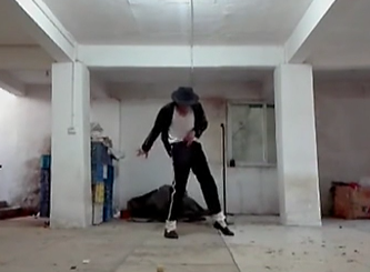 農(nóng)民工也愛邁克杰克遜！地下室模仿MJ經(jīng)典舞步