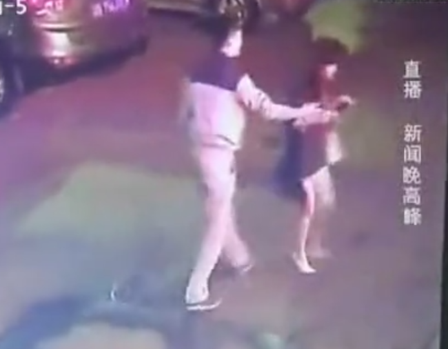 女子深夜搭順風(fēng)車(chē)回家 被強(qiáng)拉車(chē)內(nèi)搶劫?gòu)?qiáng)奸